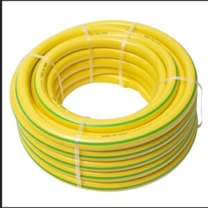 tuyau d'arrosage enroulé, probablement en polychlorure de vinyle (PVC)
