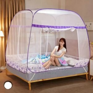 moustiquaire de lit, un type de rideau en maille fine utilisé pour protéger une personne