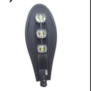 lampadaire LED d'extérieur, souvent appelé lampe « cobra » en raison de sa forme caractéristique. Il est conçu pour l'éclairage public