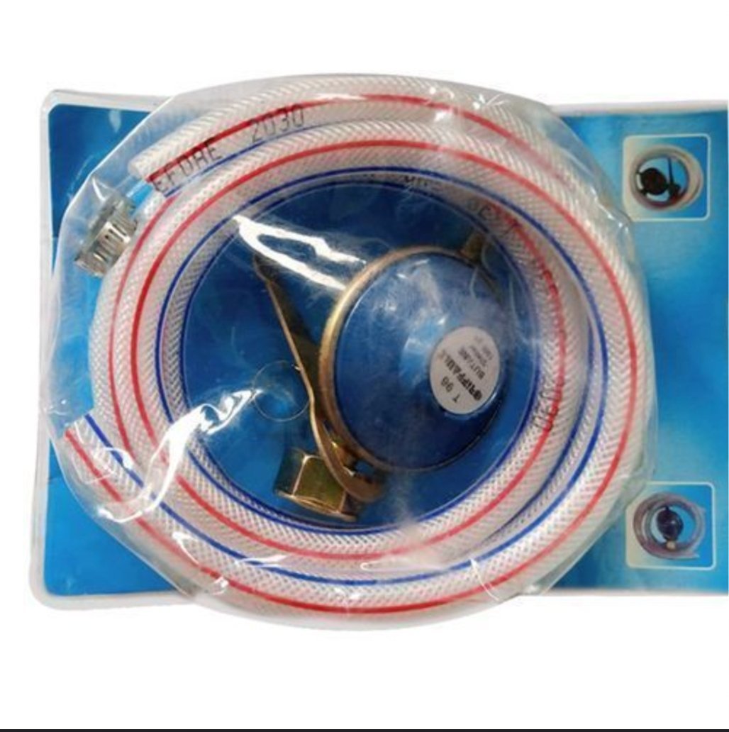 it régulateur et tuyau de gaz butane, couramment utilisé pour connecter des bouteilles de gaz aux appareils domestiques tels que les cuisinières ou les barbecues