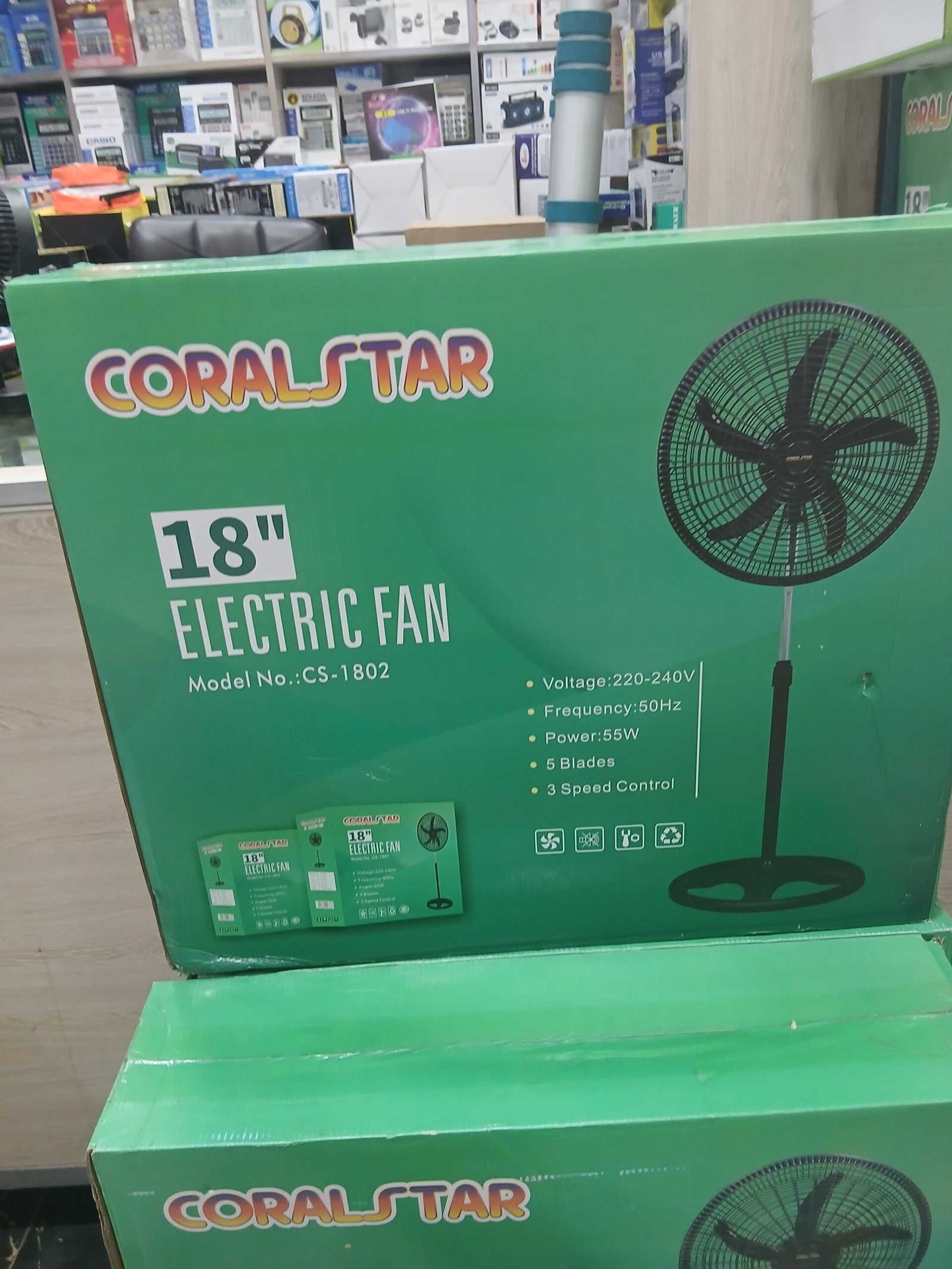 ventilateur sur pied Coralstar 18" (modèle CS-1802) est conçu pour offrir une ventilation puissante avec ses 5 pales et 3 vitesses réglables. – Image 2